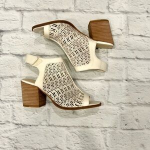 NWOT Vince Camuto Cream Block Heel Sandals